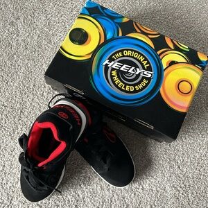 LIKE NEW Heelys Voyager Wheeled Shoes